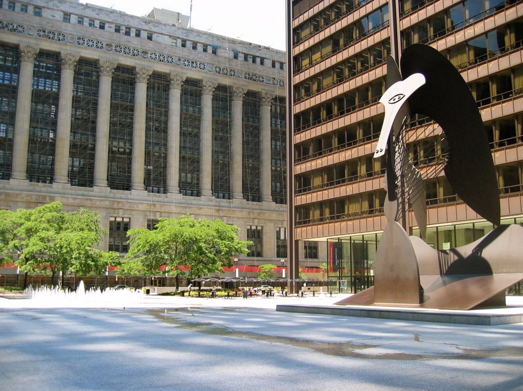 The plaza and Picasso sculpture beside Chicago's Daley Center.