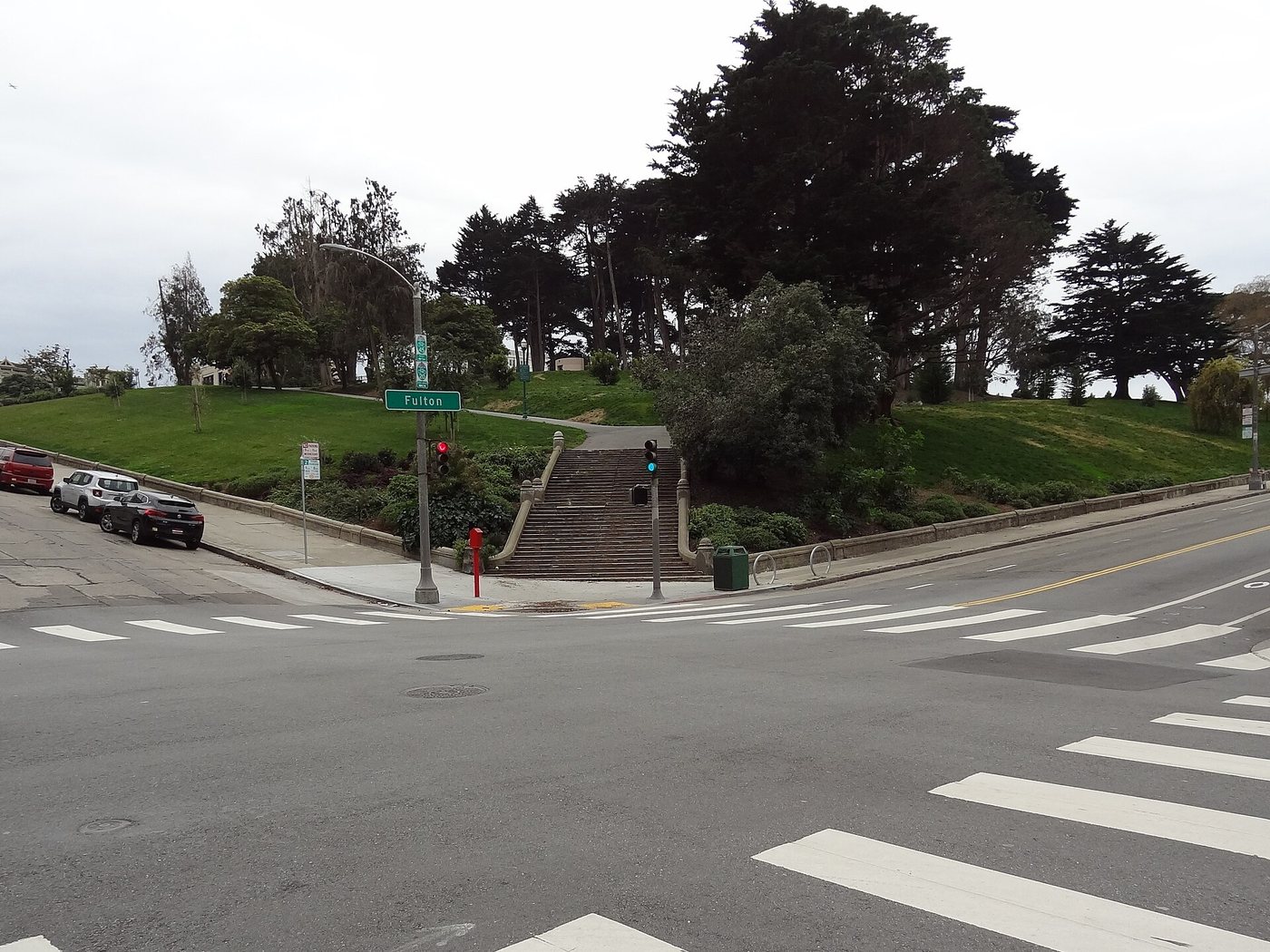 The park entrance at Fulton and Steiner Streets beside Alamo Square.