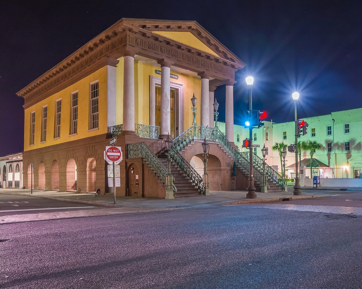 Charleston's City Market buildings and surrounding street.