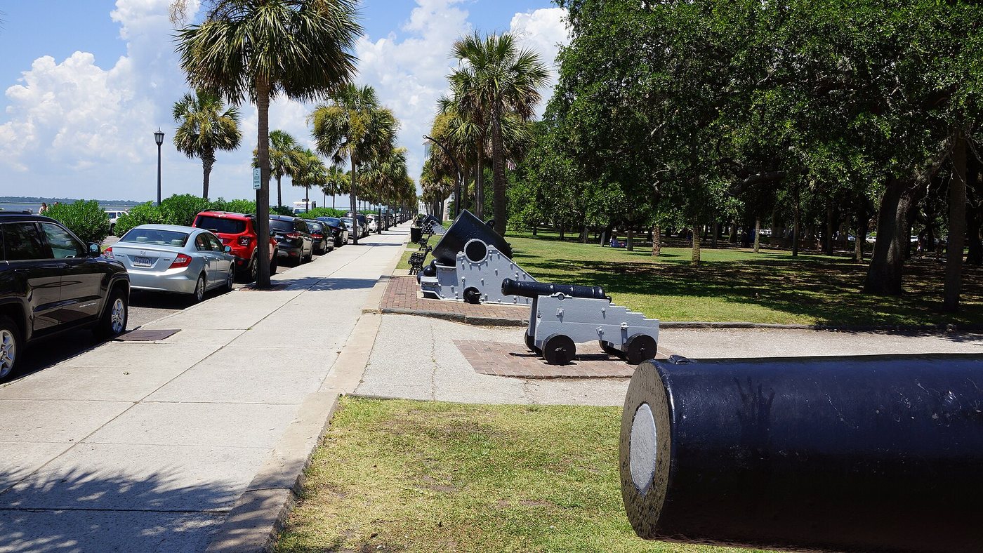 The waterfront-side walk and historic cannons beside the Battery in Charleston, photographed in 2016.