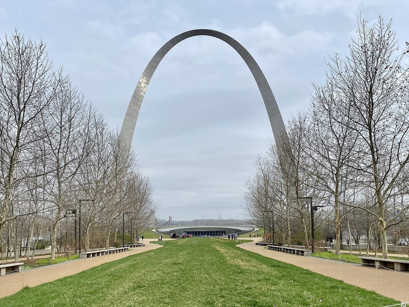 The Gateway Arch above the landscaped approach and museum entrance, photographed in March 2023.