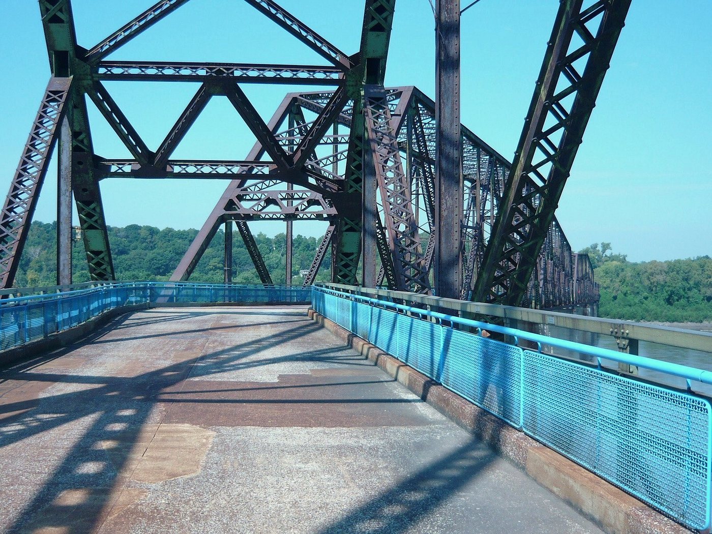 The distinctive bend in the deck of the old Chain of Rocks Bridge.